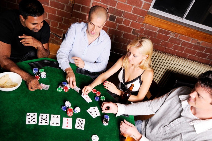 Реальная игра на раздевание. Покер. Домашний Покер. Игра в Покер. Друзья за покерным столом.